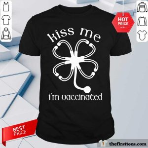 Pretty St Patrick’s Day Heartbeat Nurse Kiss Me I’m Vaccinated Shirt