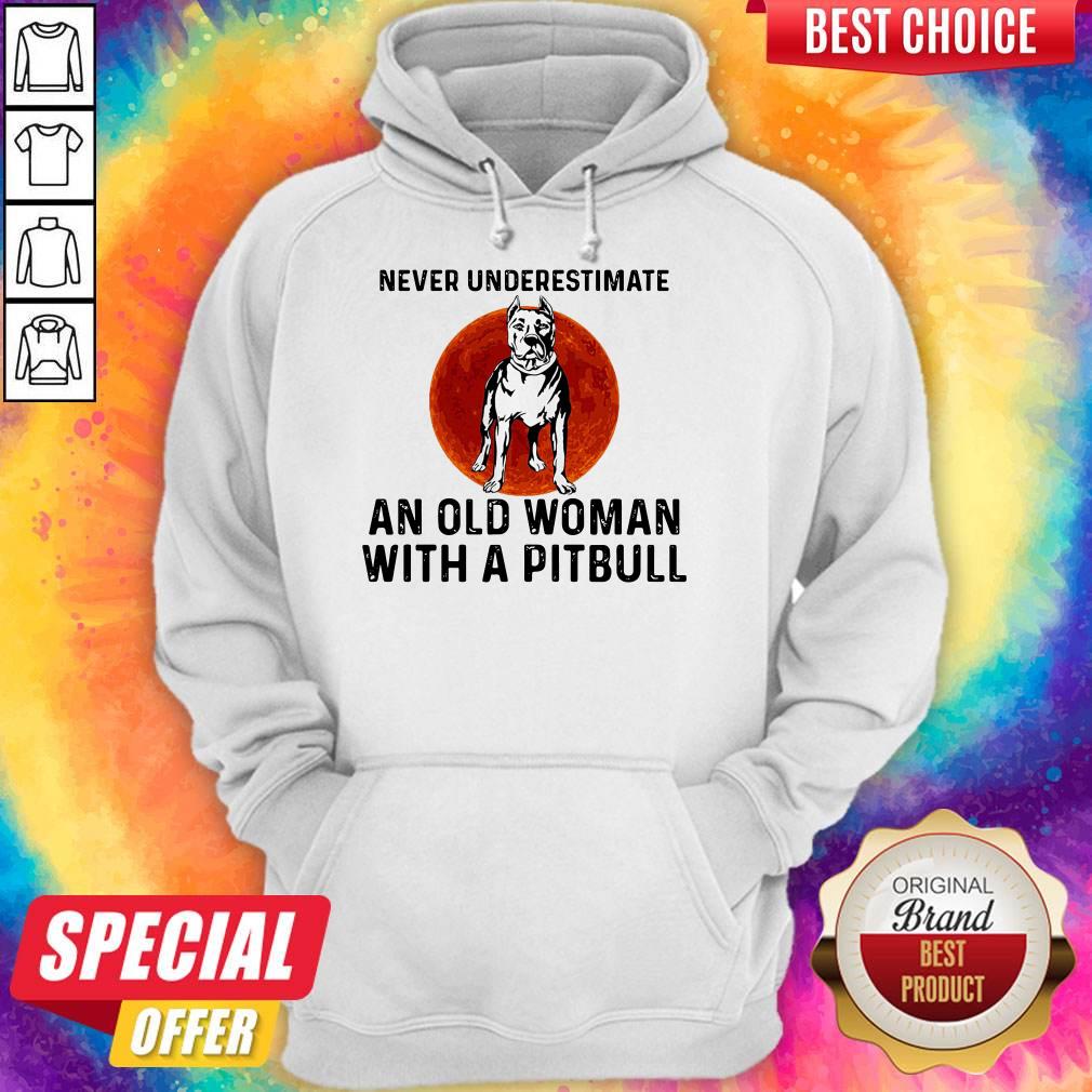 Nice Never Underestimate An Old Woman With A Pitbull Sunset Shirt