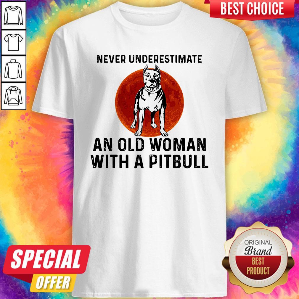 Nice Never Underestimate An Old Woman With A Pitbull Sunset Shirt