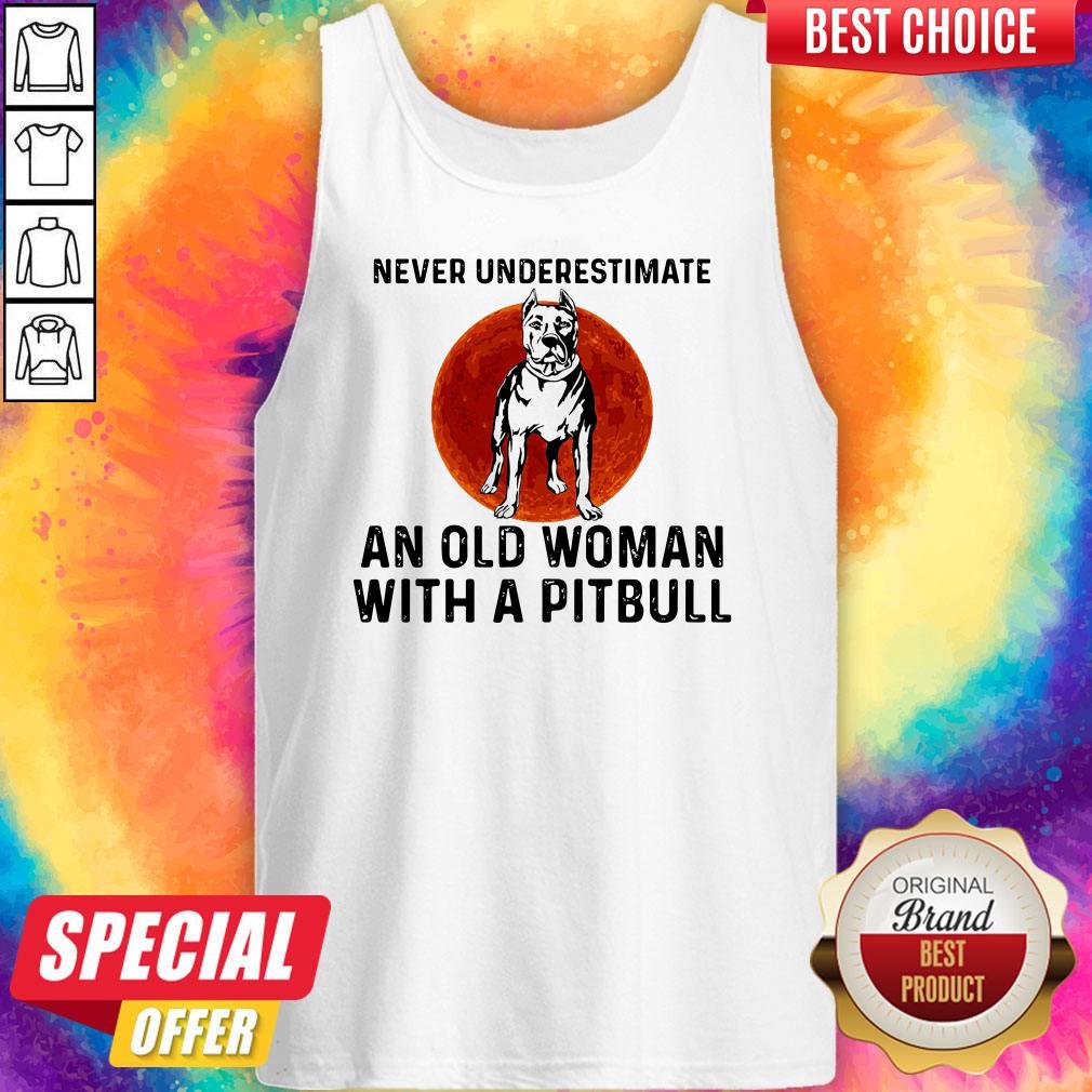 Nice Never Underestimate An Old Woman With A Pitbull Sunset Shirt