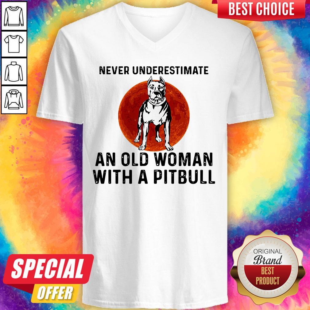 Nice Never Underestimate An Old Woman With A Pitbull Sunset Shirt