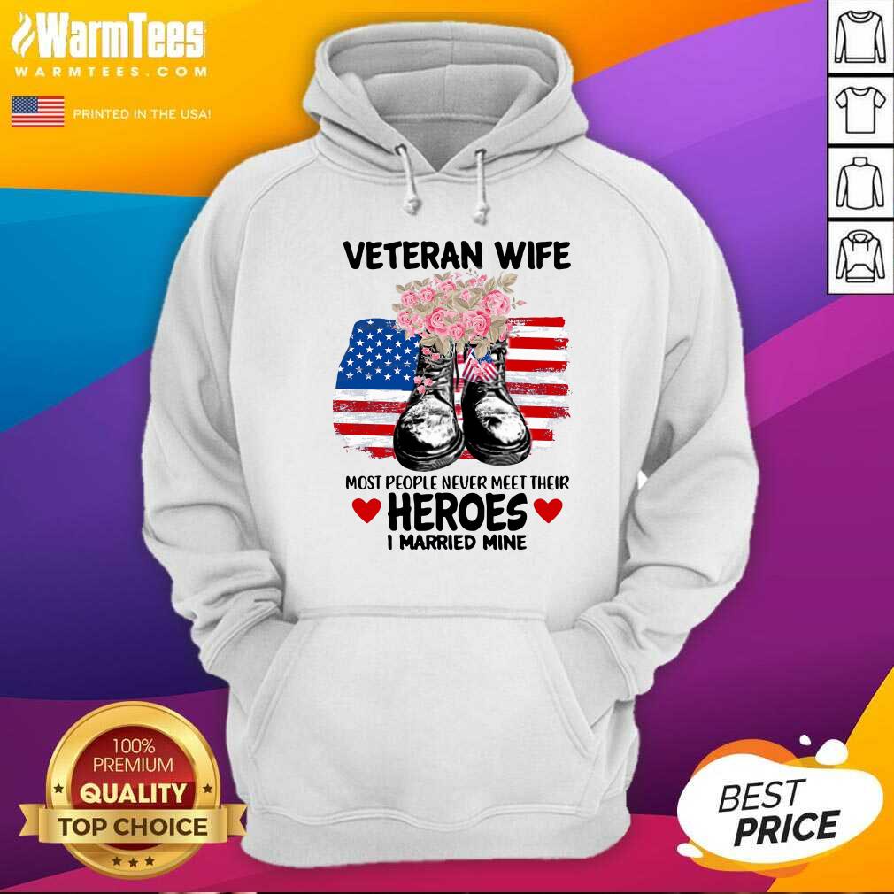 awesome-veteran-wife-most-people-never-meet-their-heroes-i-married-mine-us-flag-hoodie.jpg