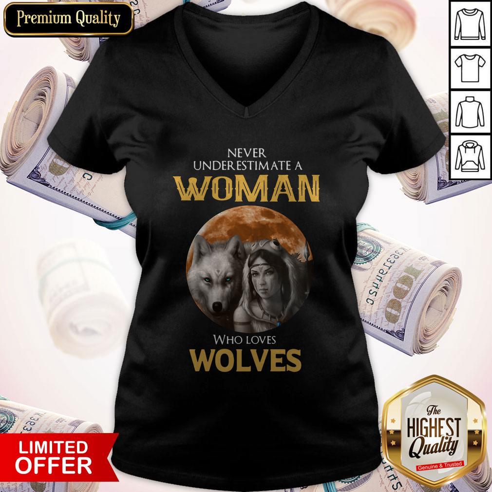 Cute Never Under Estimate A Woman Who Loves Wolves Sunset Shirt