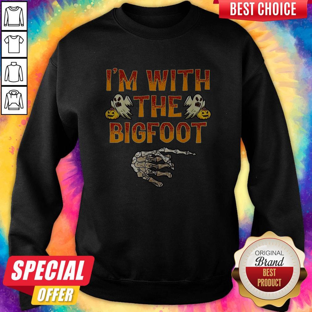 Funny I’m With The Bigfoot Halloween Shirt