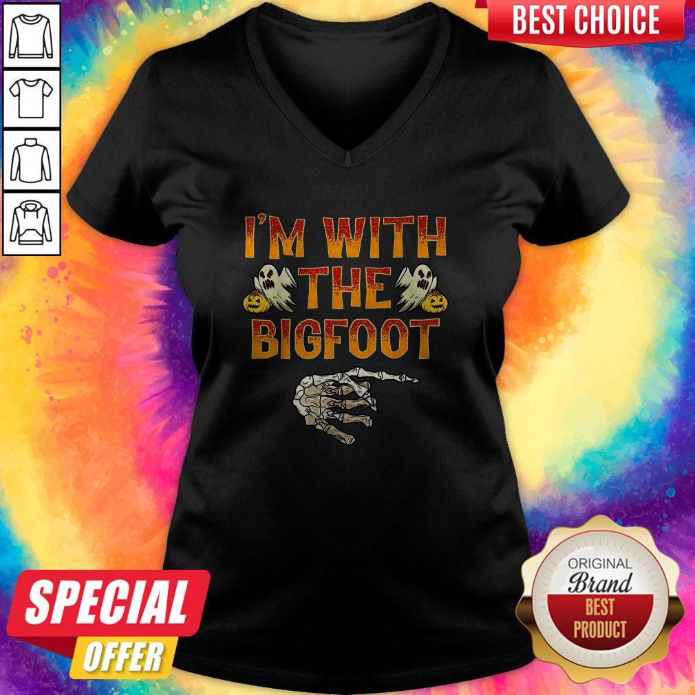 Funny I’m With The Bigfoot Halloween Shirt