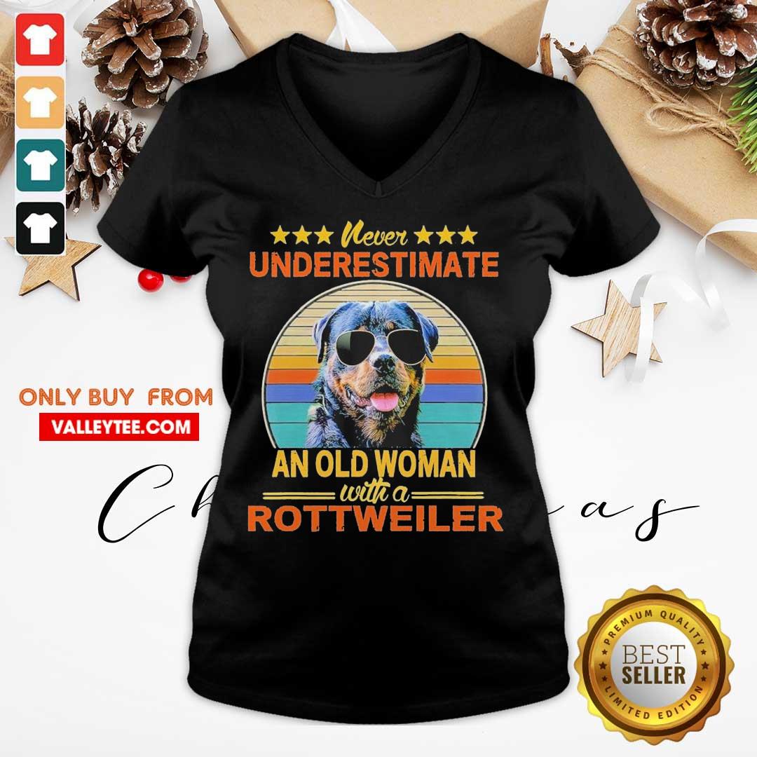 Funny Never Underestimate An Old Woman With A Rottweiler Vintage Shirt