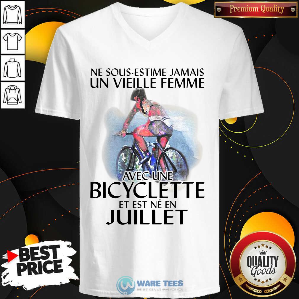 premium-ne-sous-estimez-jamais-un-vieille-femme-avec-une-bicyclette-et-est-ne-en-juillet-v-neck.jpg