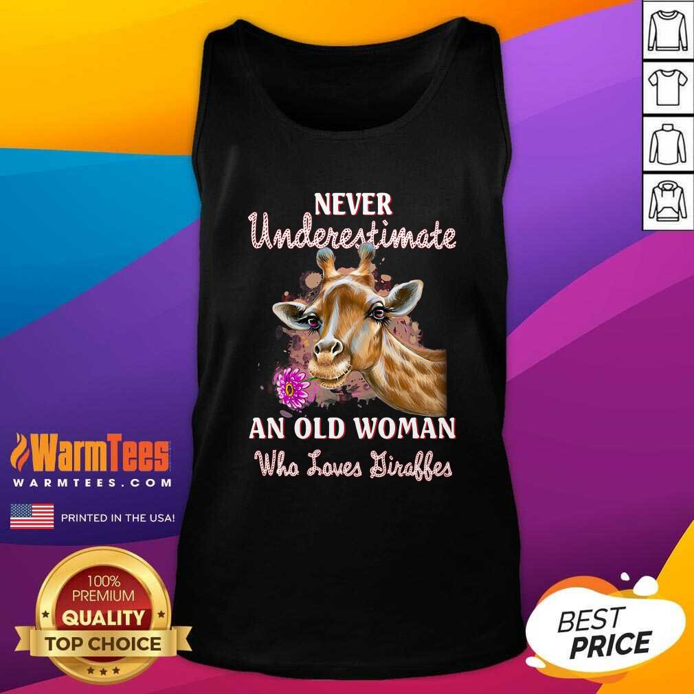 Pretty Giraffes Never Underestimate Old Woman Who Loves Giraffes Shirt