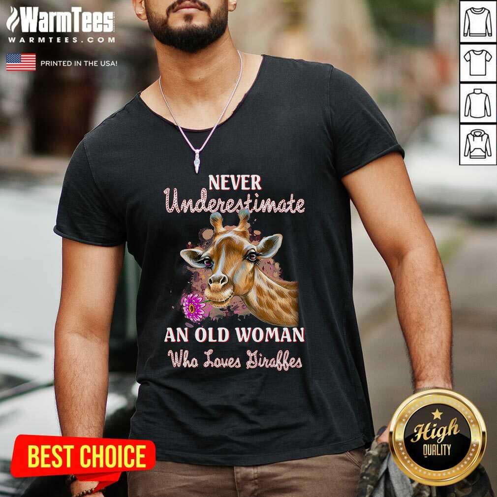Pretty Giraffes Never Underestimate Old Woman Who Loves Giraffes Shirt