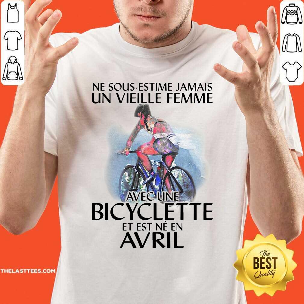 hot-ne-sous-estimez-jamais-un-vieille-femme-avec-une-bicyclette-et-est-ne-en-avril-shirt.jpg