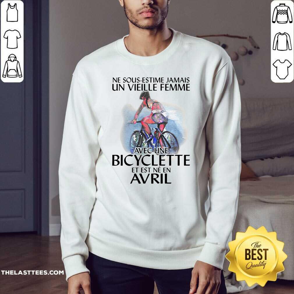 hot-ne-sous-estimez-jamais-un-vieille-femme-avec-une-bicyclette-et-est-ne-en-avril-sweatshirt.jpg