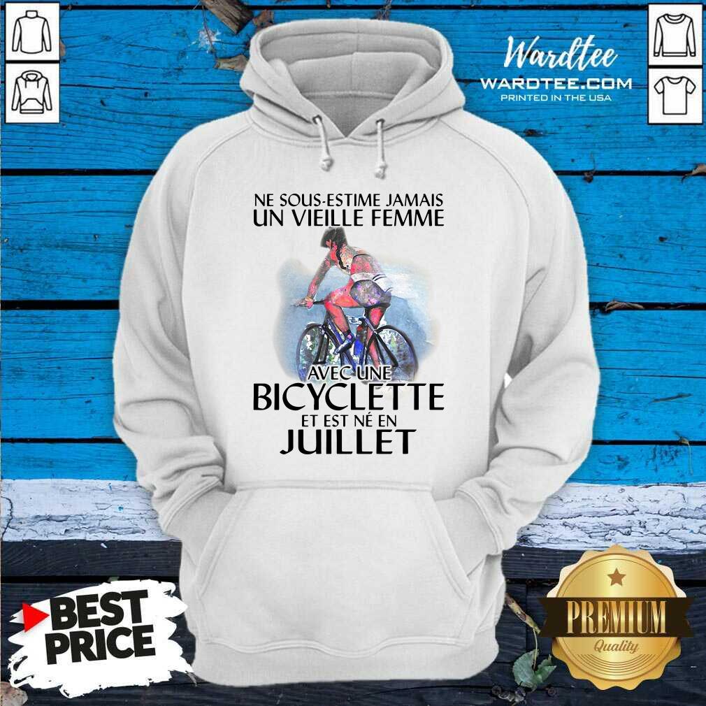 perfect-ne-sous-estimez-jamais-un-vieille-femme-avec-une-bicyclette-et-est-ne-en-juillet-hoodie.jpg