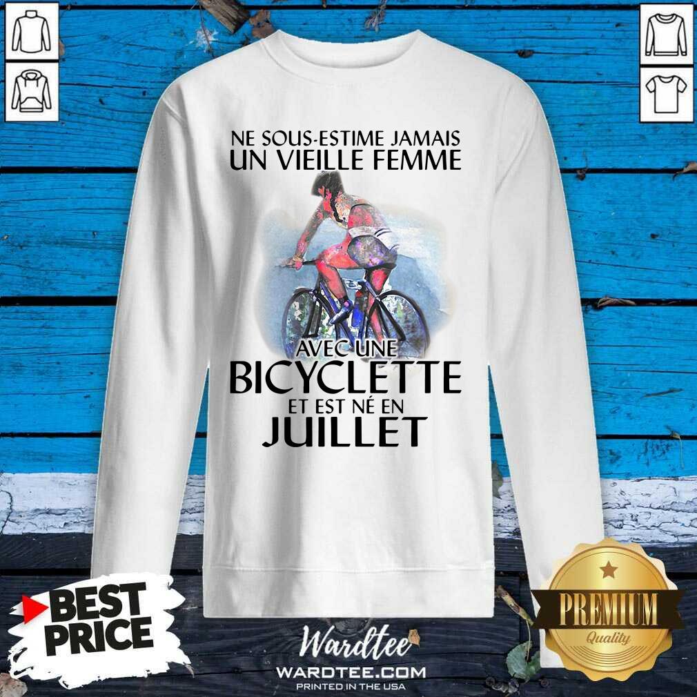 perfect-ne-sous-estimez-jamais-un-vieille-femme-avec-une-bicyclette-et-est-ne-en-juillet-sweatshirt.jpg