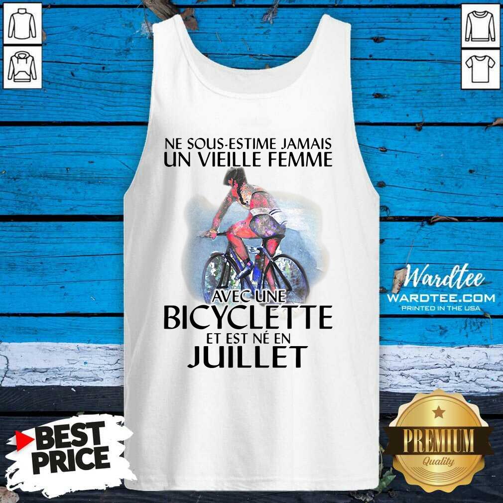 perfect-ne-sous-estimez-jamais-un-vieille-femme-avec-une-bicyclette-et-est-ne-en-juillet-tank-top.jpg