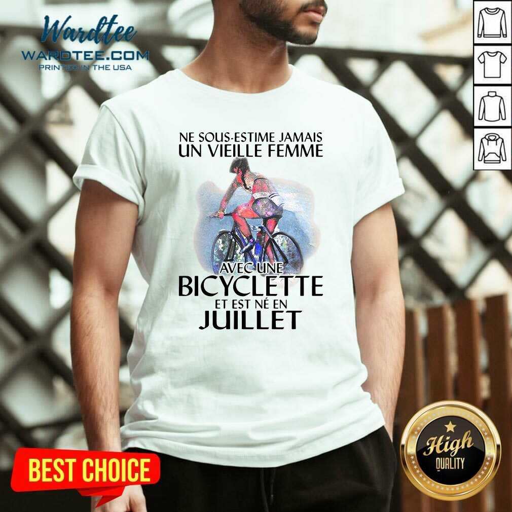 perfect-ne-sous-estimez-jamais-un-vieille-femme-avec-une-bicyclette-et-est-ne-en-juillet-v-neck.jpg