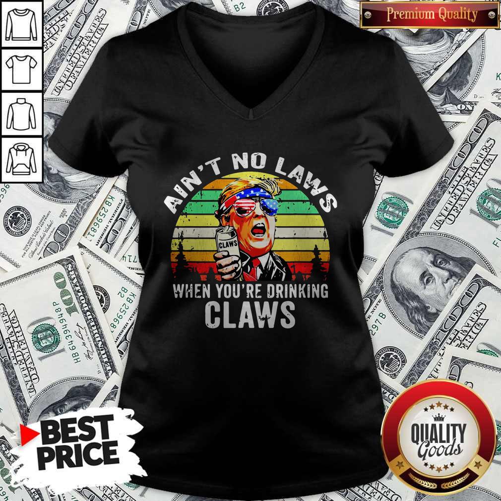 trump-independence-day-aint-to-laws-when-youre-drinking-claws-vintage-retro-v-neck.jpg