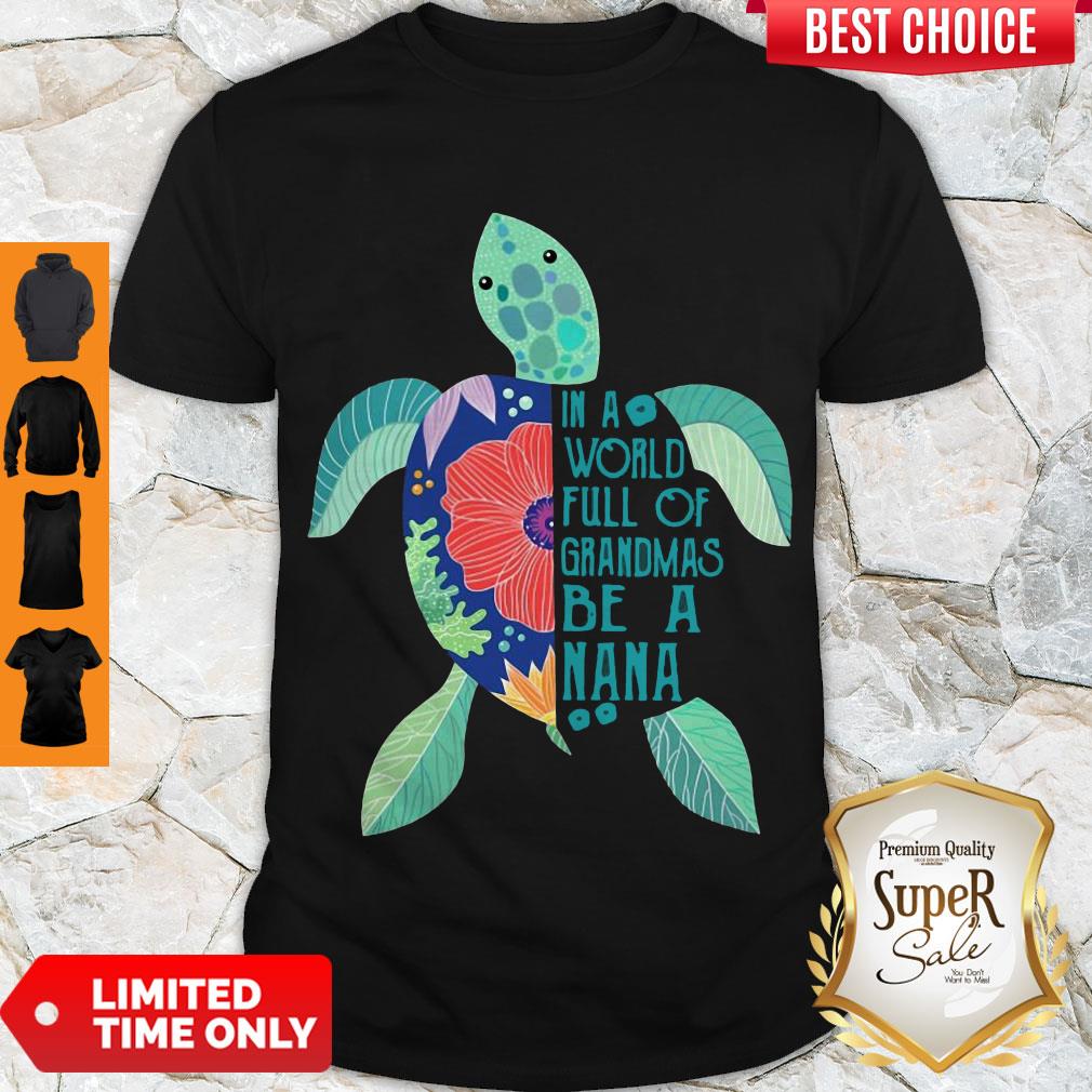 AWESOME TURTLE IN A WORLD FULL OF GRANDMAS BE A NANA SHIRT