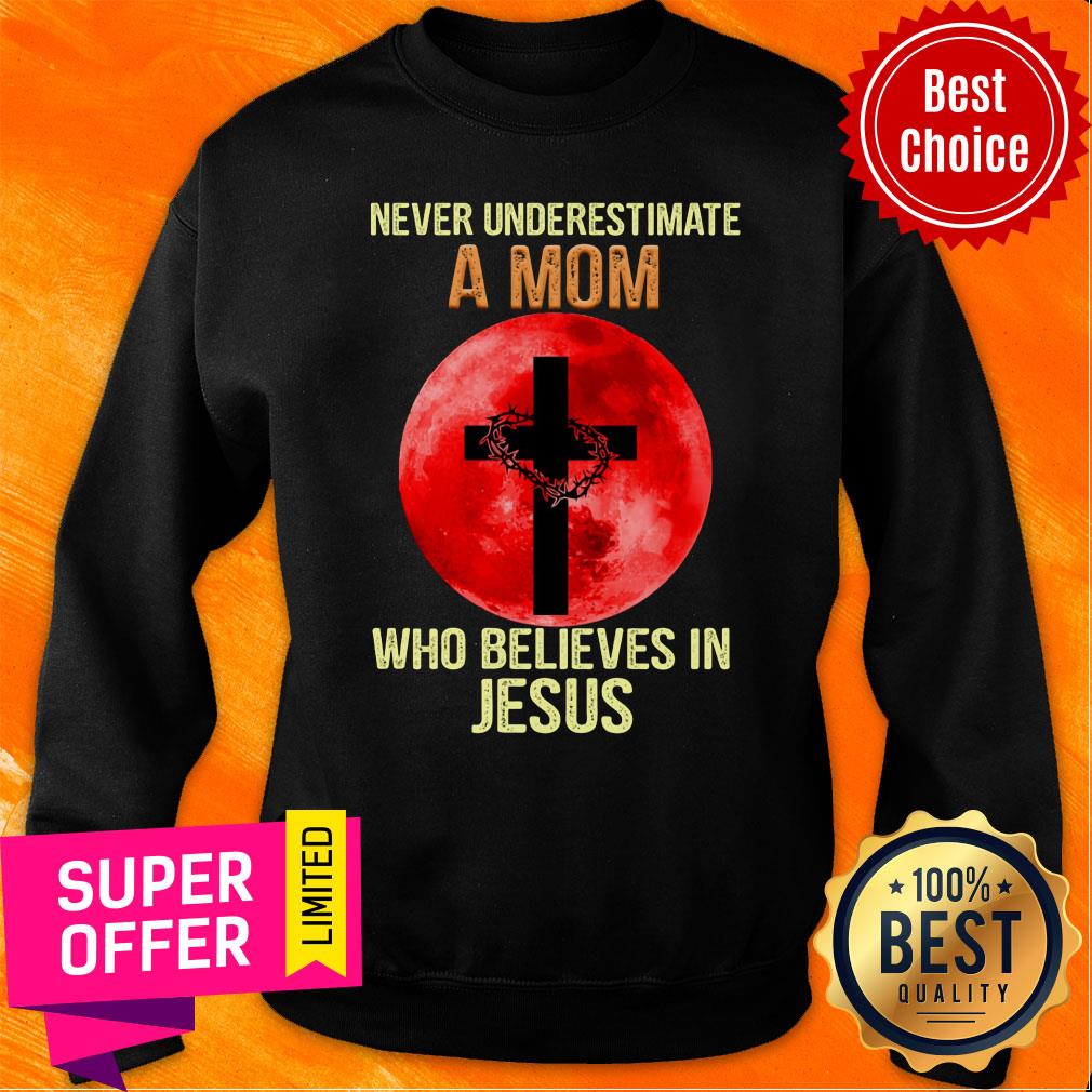 Never Underestimate A Mom Cross Who Belives In Jesus Shirt