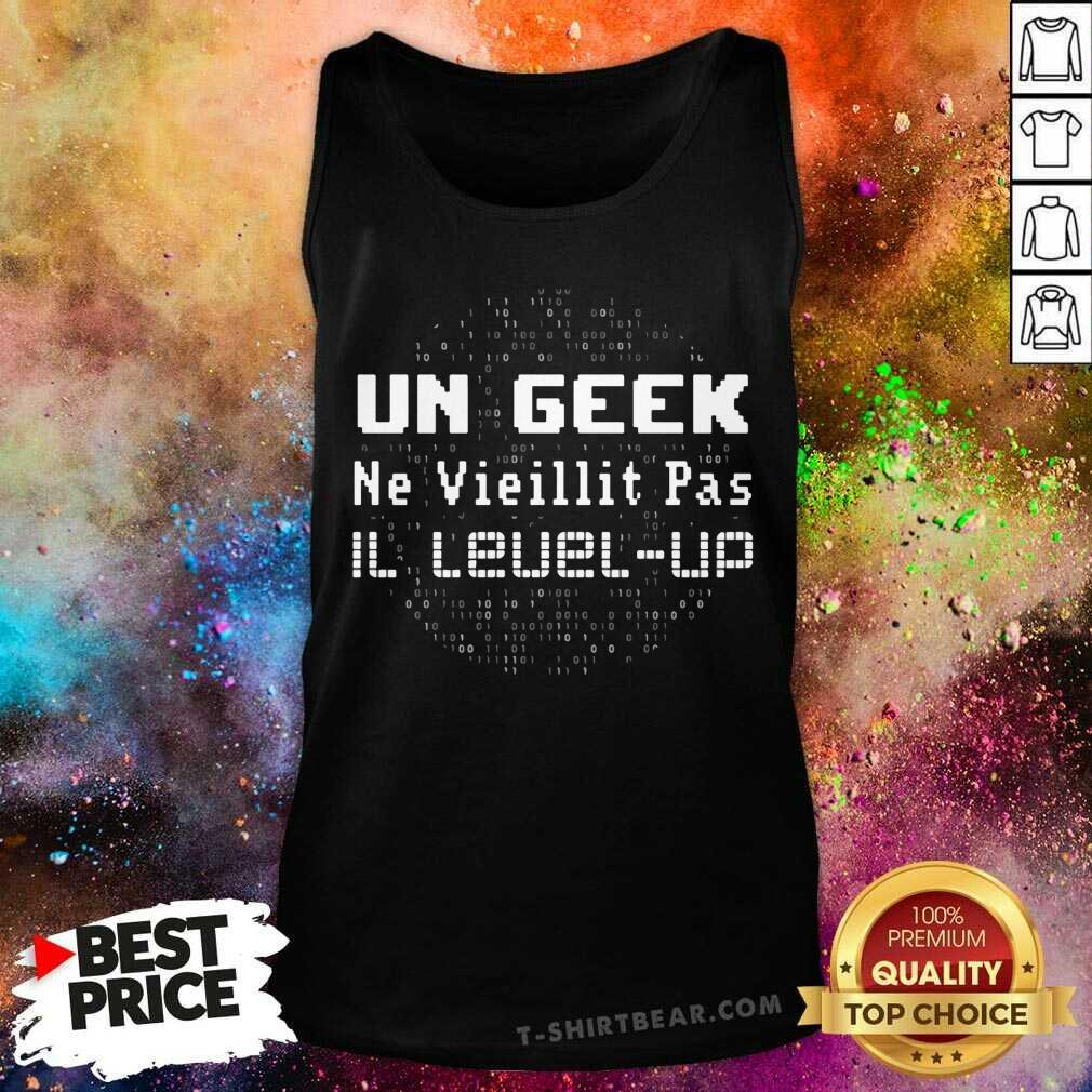 Un Geek Ne Vieillit Pas Il Level Up Shirt