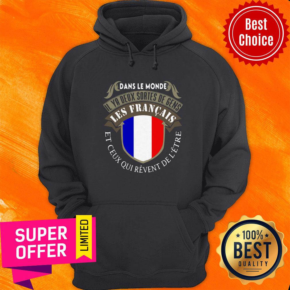 dans-le-monde-il-ya-deux-sortes-de-gens-les-francais-et-ceus-qui-revent-de-letre-hoodie.jpg