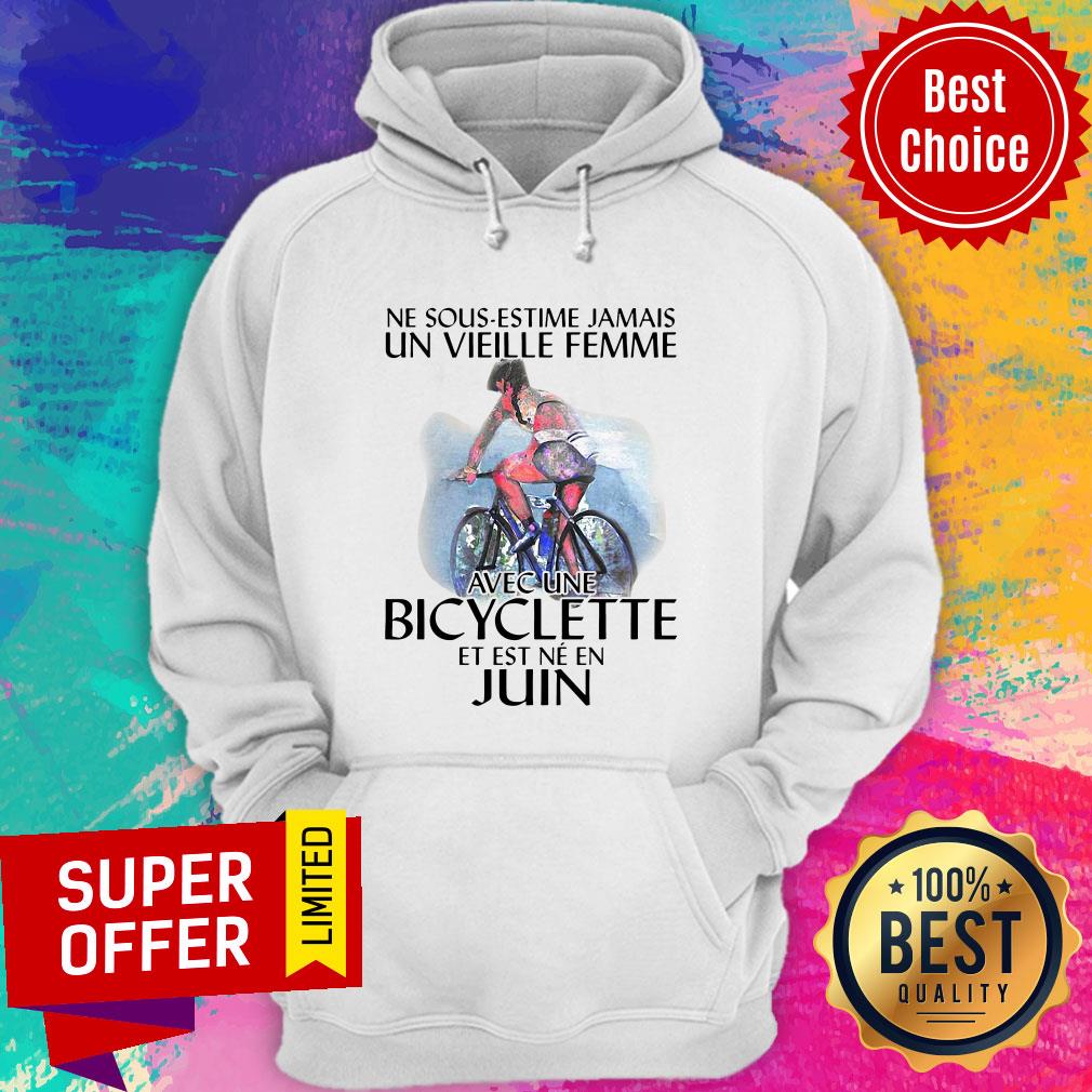 funny-ne-sous-estimez-jamais-un-vieille-femme-avec-une-bicyclette-et-est-ne-en-juin-hoodie.jpg