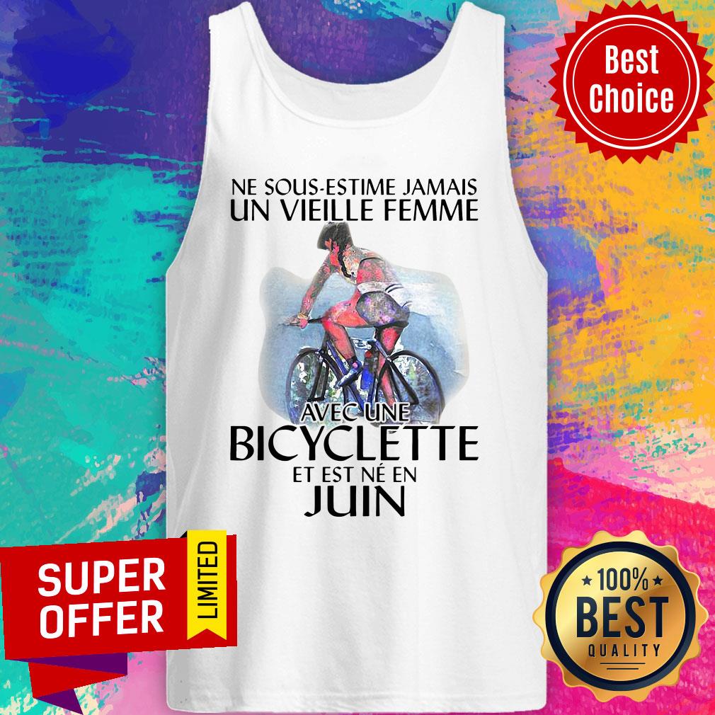 funny-ne-sous-estimez-jamais-un-vieille-femme-avec-une-bicyclette-et-est-ne-en-juin-tank-top.jpg