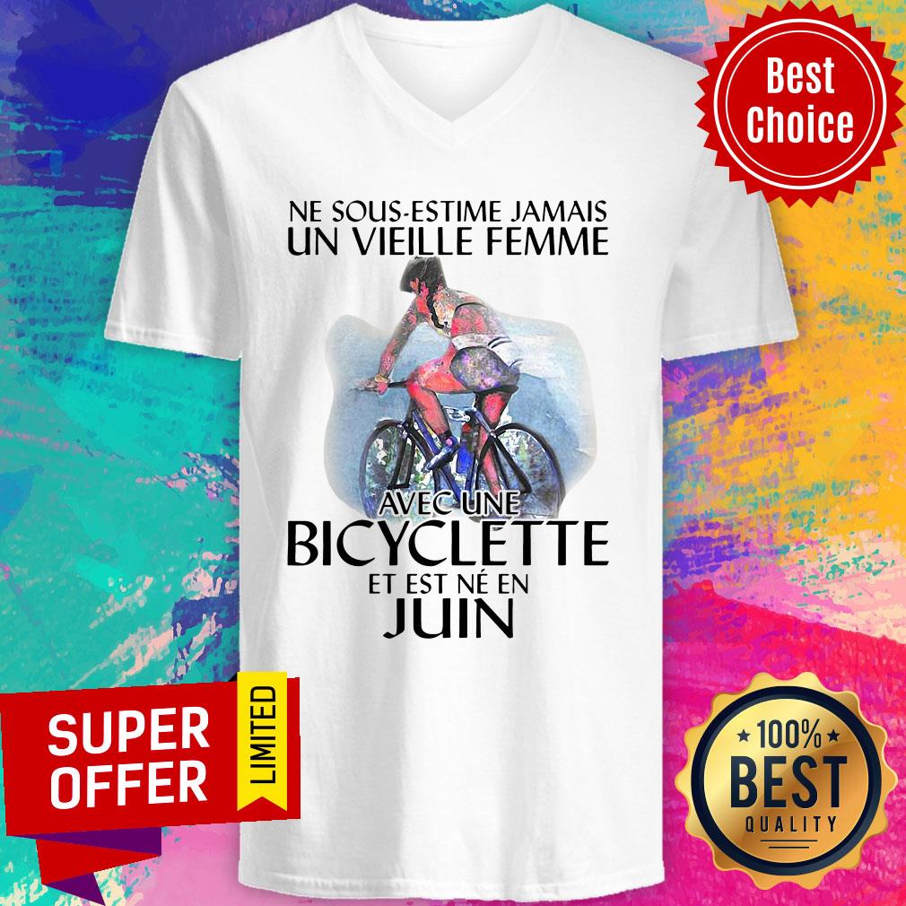 funny-ne-sous-estimez-jamais-un-vieille-femme-avec-une-bicyclette-et-est-ne-en-juin-v-neck.jpg