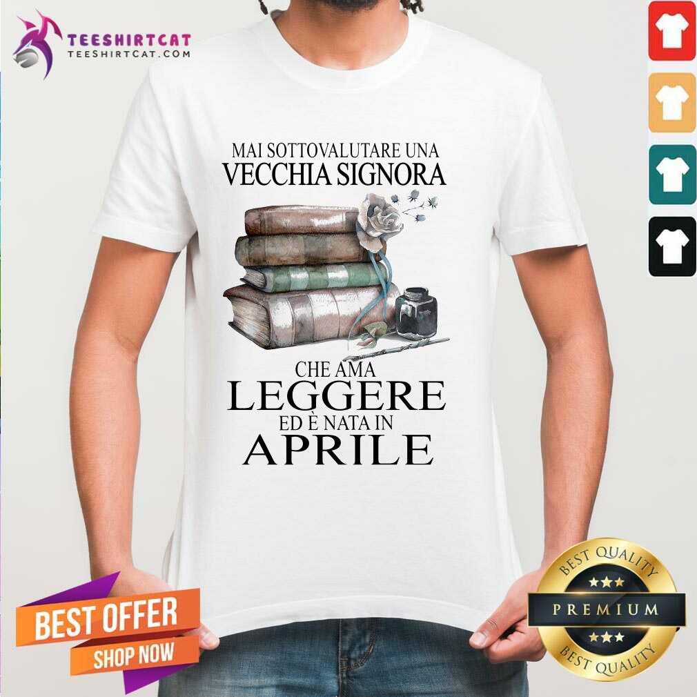 happy-mai-sottovalutare-una-vecchia-signora-che-ama-leggere-aprile-book-and-flower-shirt.jpg