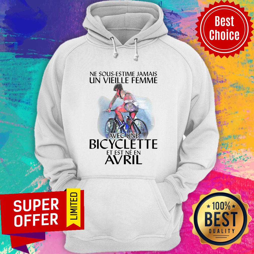 Official Jamais Un Vieille Femme Avec Une Bicyclette Et Est Ne En Avril Shirt
