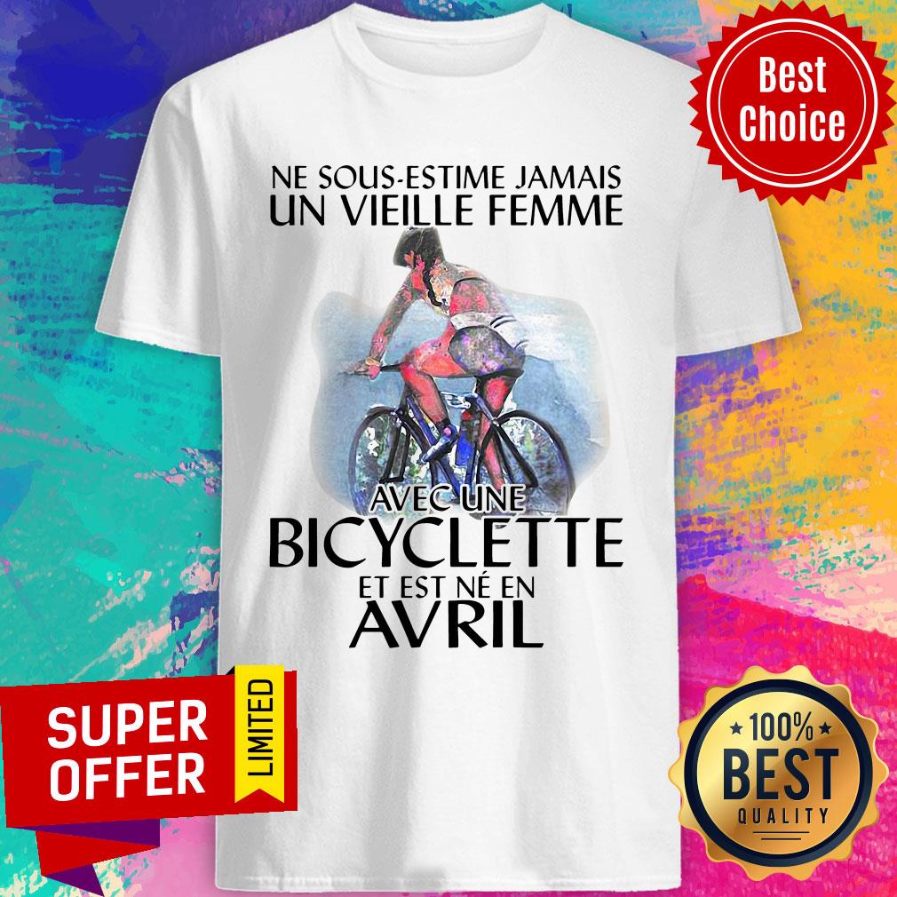 Official Jamais Un Vieille Femme Avec Une Bicyclette Et Est Ne En Avril Shirt