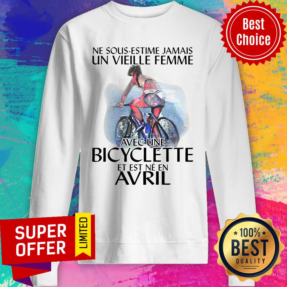 Official Jamais Un Vieille Femme Avec Une Bicyclette Et Est Ne En Avril Shirt