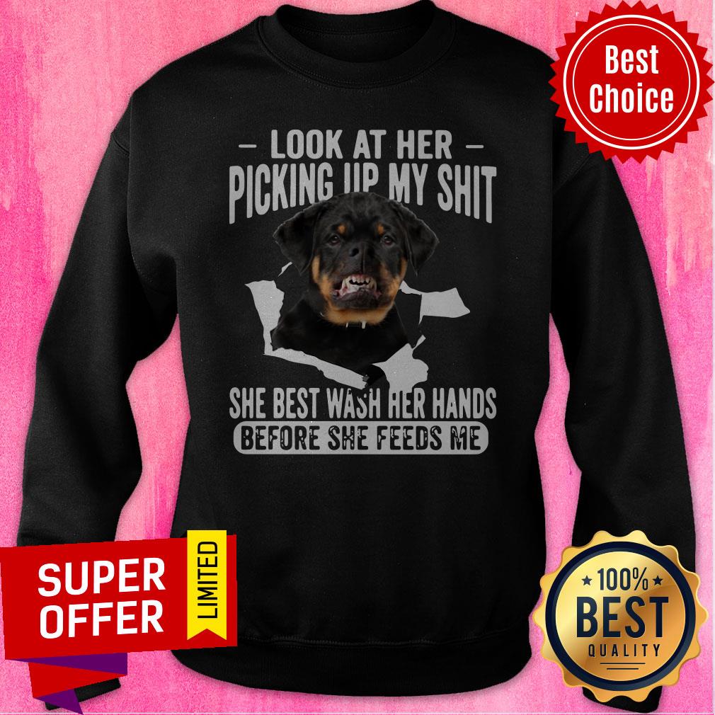 rottweiler-look-at-her-picking-up-my-shit-she-best-wash-her-hands-before-she-feeds-me-sweatshirt.jpg