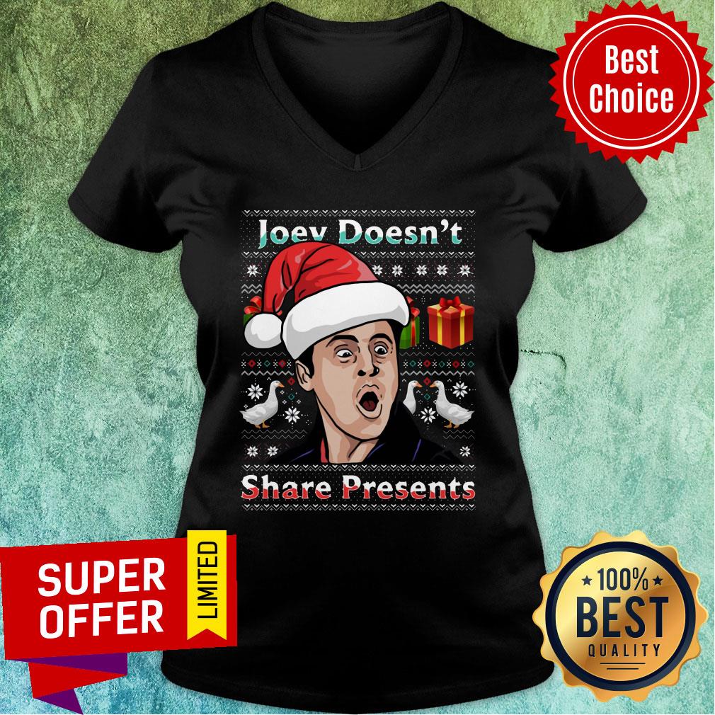 Top Santa Chandler Bing'S Joey Doesn't Share Presents Ugly Christmas Shirt