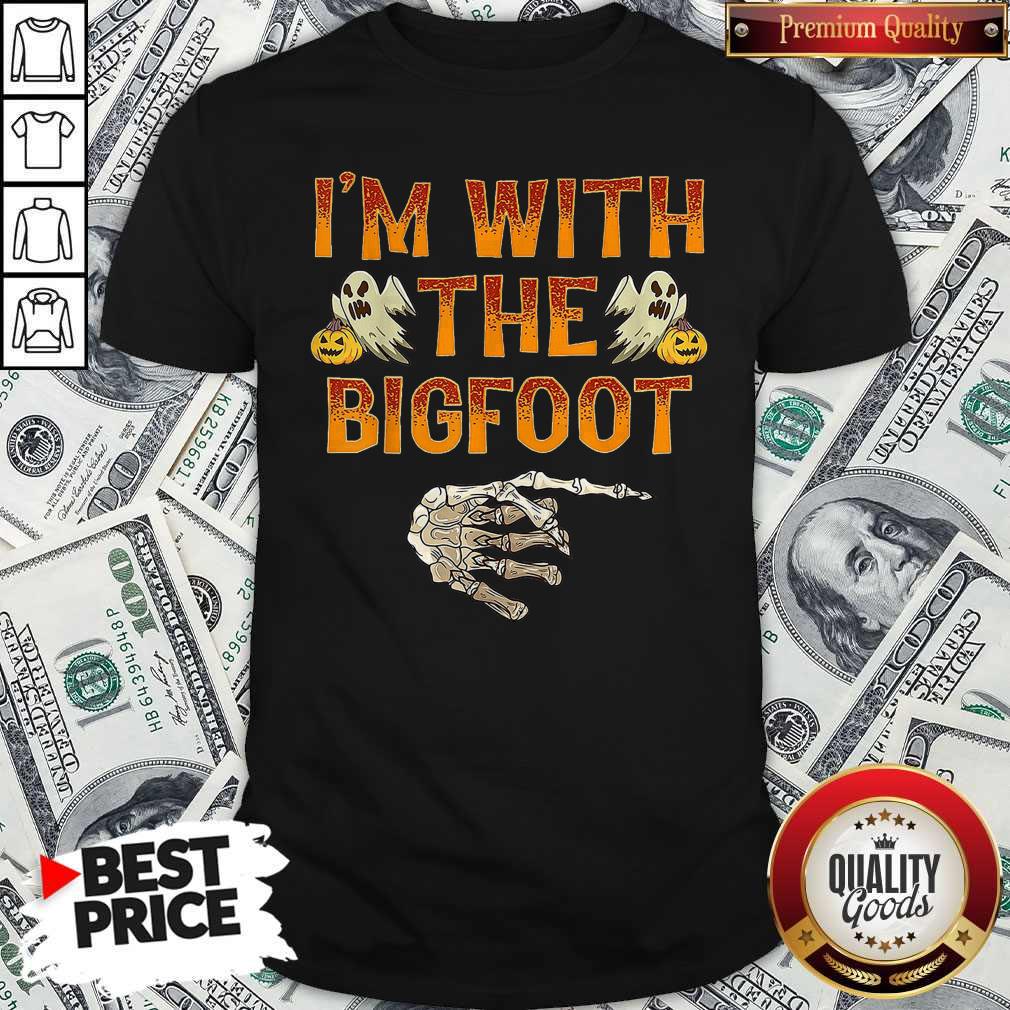 Premium Halloween I'm With The Bigfoot Shirt