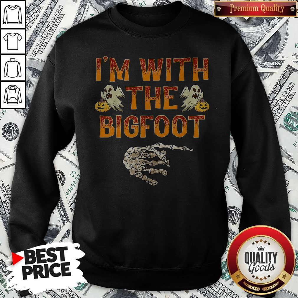 Premium Halloween I'm With The Bigfoot Shirt