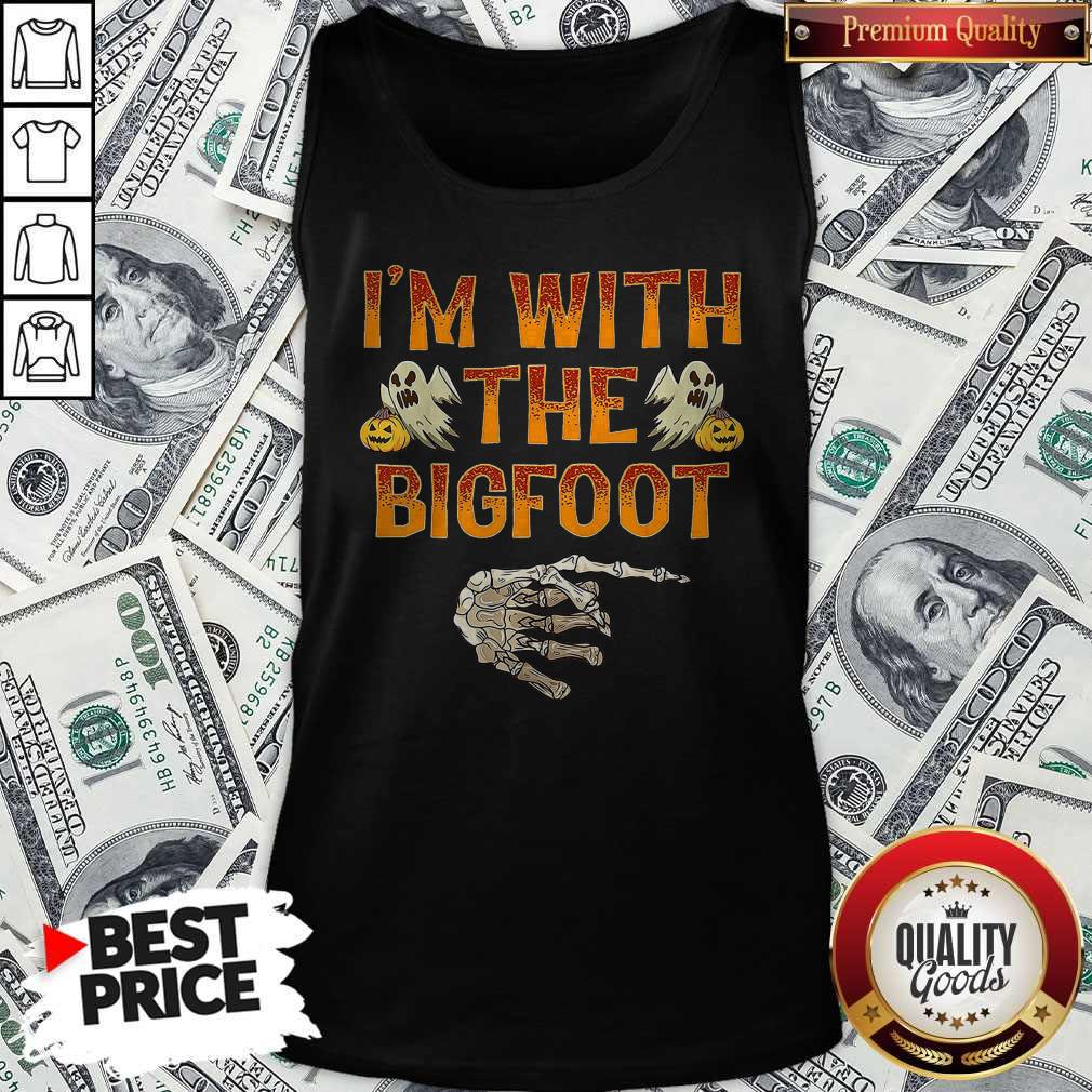 Premium Halloween I'm With The Bigfoot Shirt