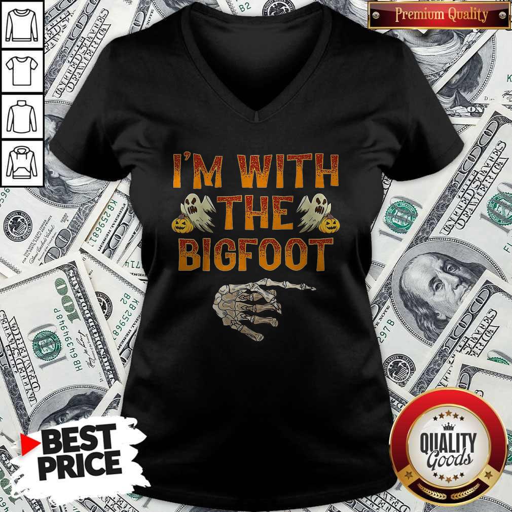Premium Halloween I'm With The Bigfoot Shirt