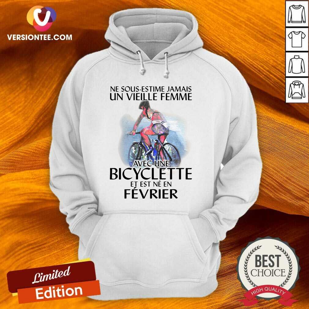 nice-ne-sous-estimez-jamais-un-vieille-femme-avec-une-bicyclette-et-est-ne-en-fevrier-hoodie.jpg