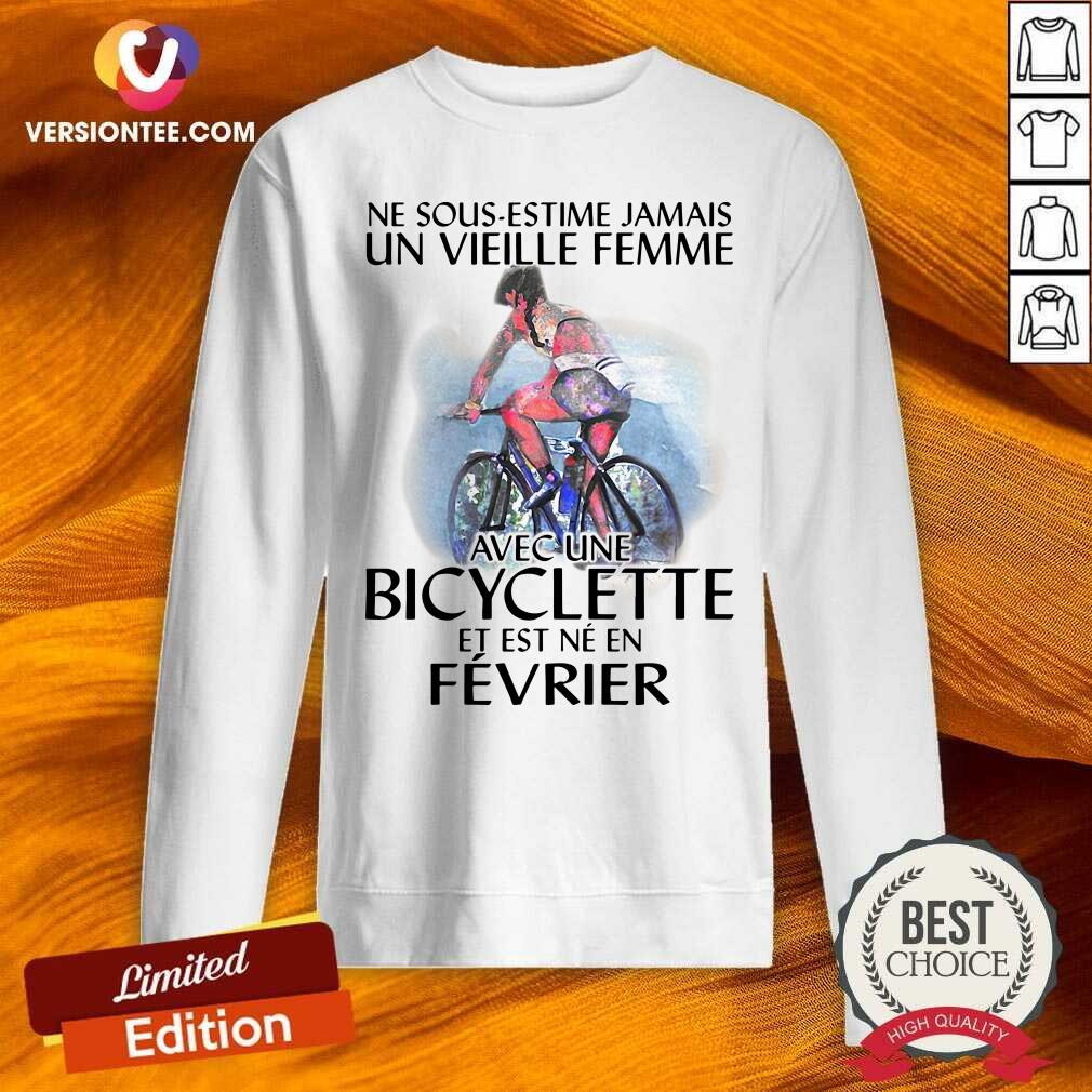 nice-ne-sous-estimez-jamais-un-vieille-femme-avec-une-bicyclette-et-est-ne-en-fevrier-sweatshirt.jpg