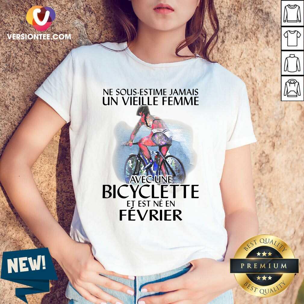 nice-ne-sous-estimez-jamais-un-vieille-femme-avec-une-bicyclette-et-est-ne-en-fevrier-v-neck.jpg
