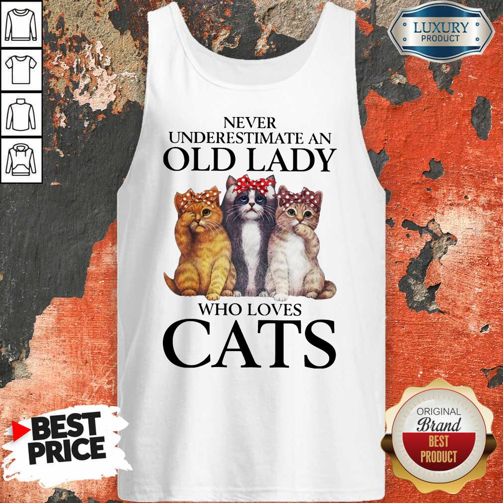 Never Underestimate Old Lady Who Love Cats Shirt